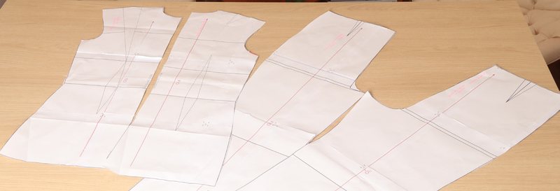 Folhas do molde base impressas e montadas sobre a mesa de corte