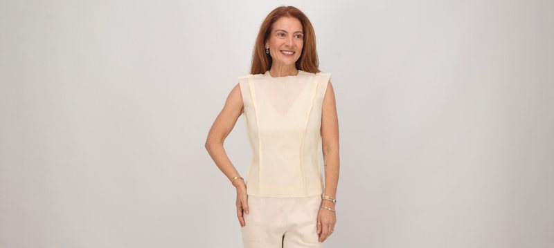 Peça piloto vestida na cliente durante a primeira prova, vista de frente