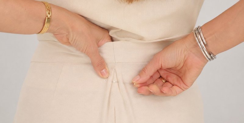 Prova em detalhe: cós afastando do corpo na região das costas