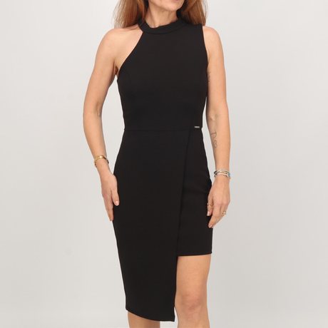 Vestido justo, acompanhando o corpo e marcando a cintura