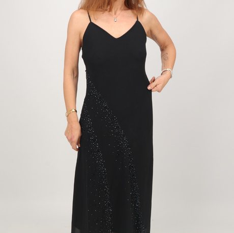Vestido longo e fluido, com caimento solto e pouca marcação