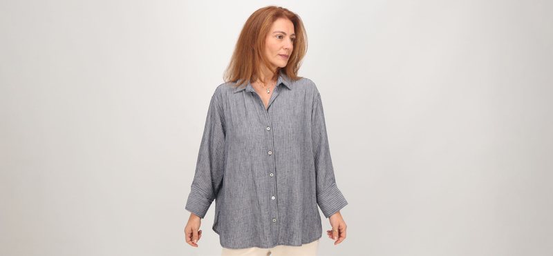 Camisa oversized, com volume amplo e caimento bem mais solto
