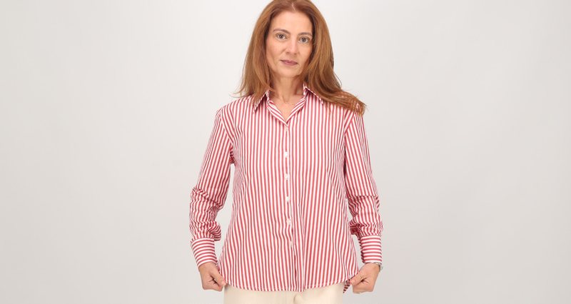 Camisa listrada reta, com mais folga e menos marcação corporal