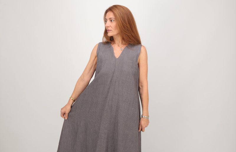 Vestido amplo e fluido, com folga bem maior no busto