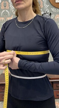 Fita métrica apertando o corpo, comprimindo o tecido
