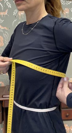 Fita métrica frouxa, com folga visível em relação ao corpo